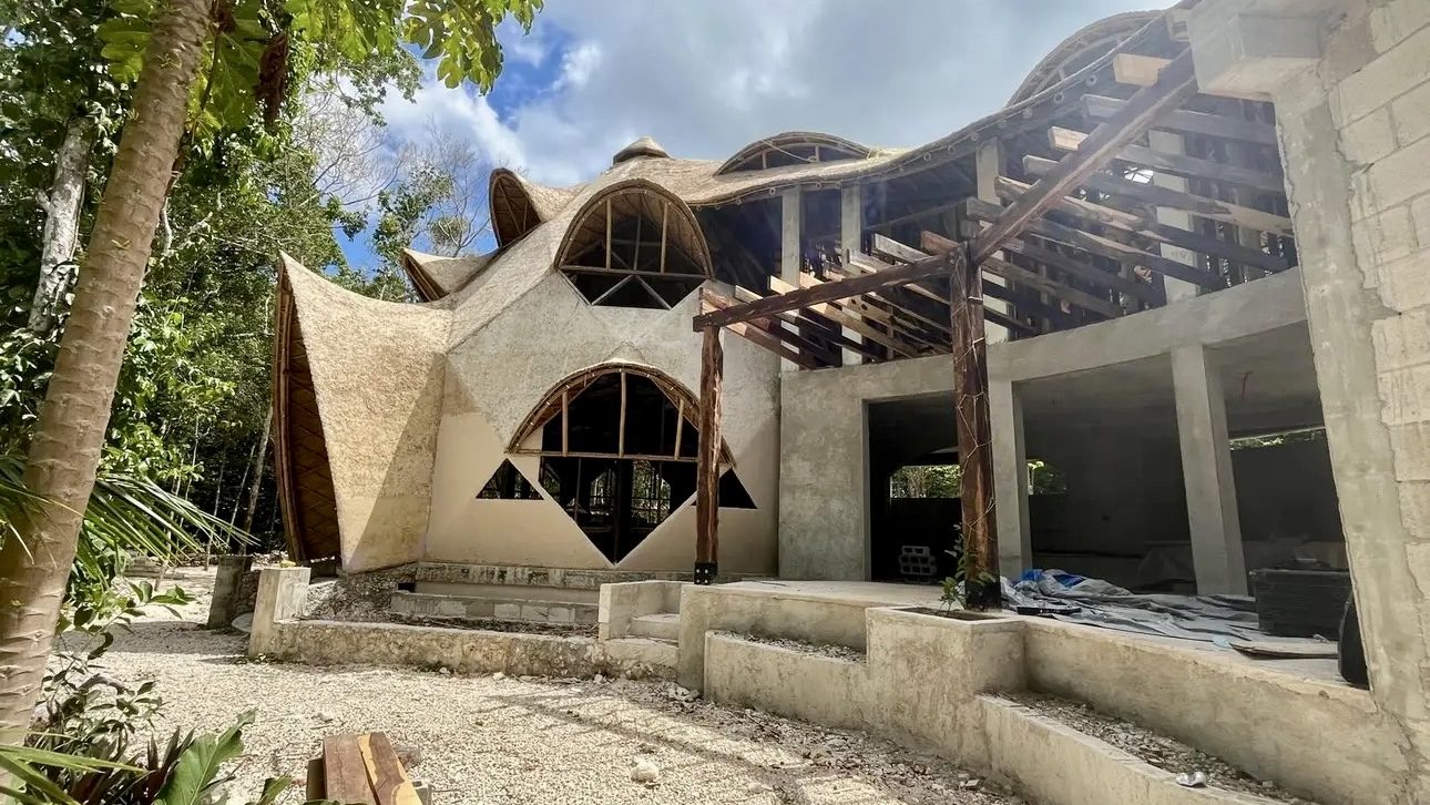 Joey Baker's build of Ik Muluk under construction on site